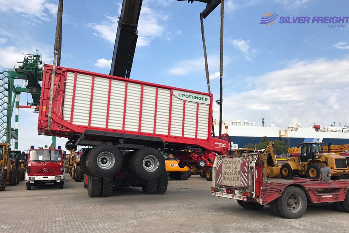 Carga agrícola sobredimensionada izada en puerto para embarque