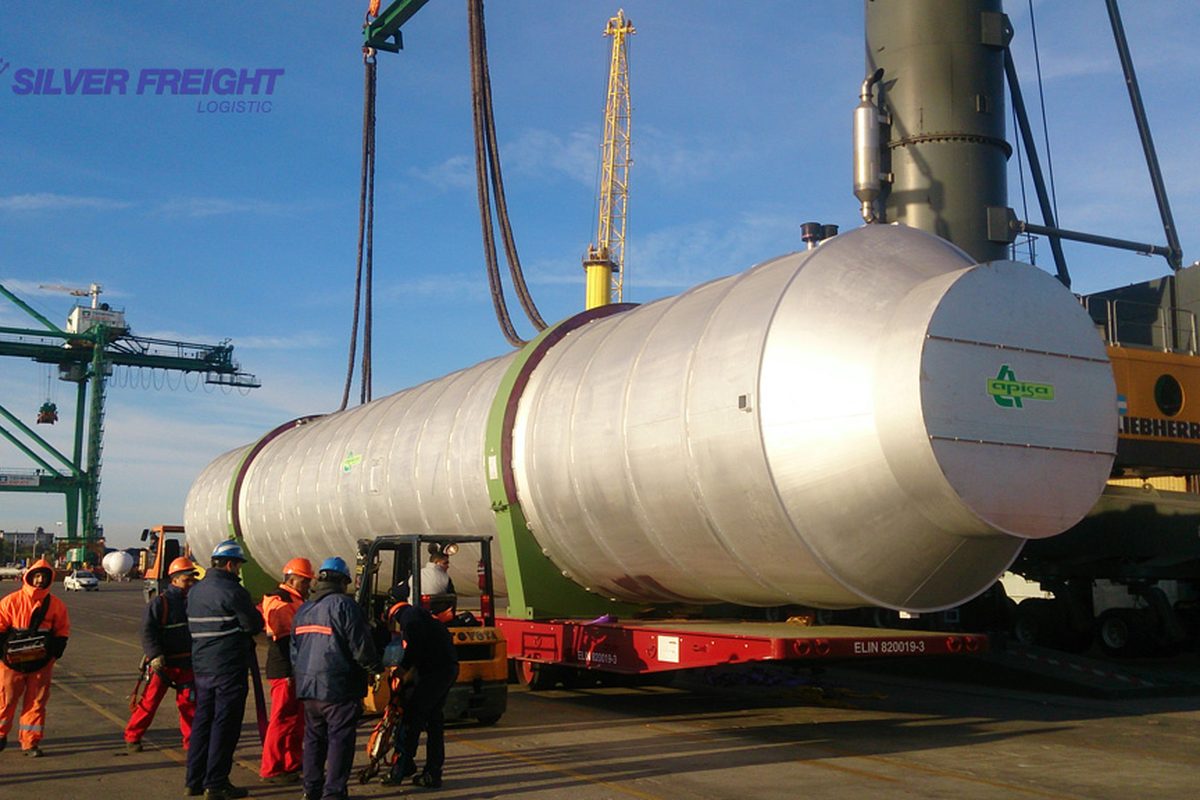 Tanque industrial de gran porte posicionado en muelle con grúas